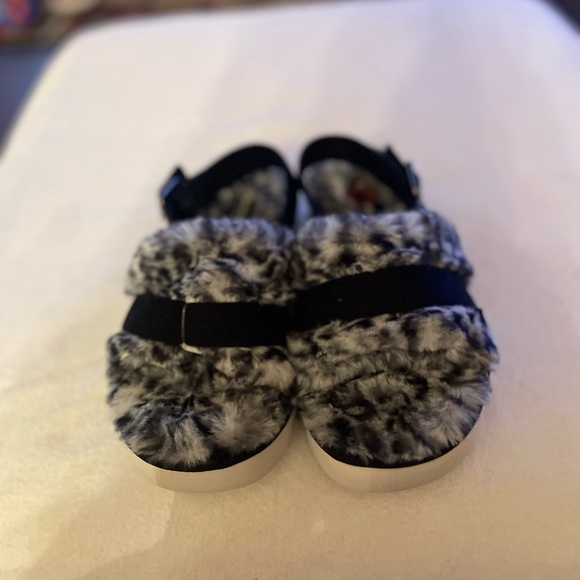 Koolaburra by Ugg fur sandals gray black open toe back strap NWOT size 8 women’s - Picture 6 of 8